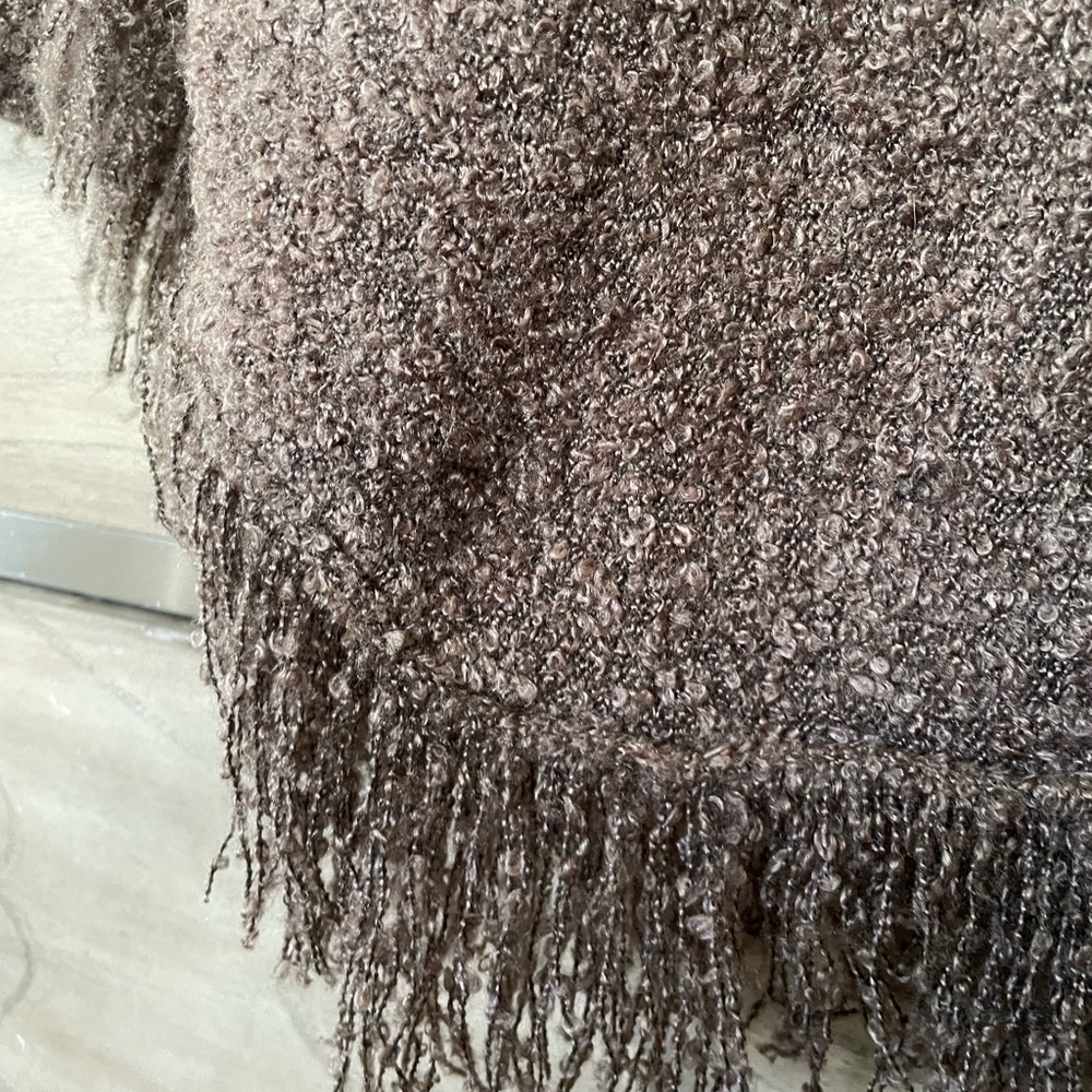 Alyafoi Sweater - Picture 14 of 16